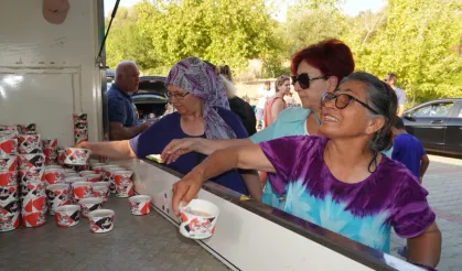 Güzelbahçe’de aşure kazanı kaynadı