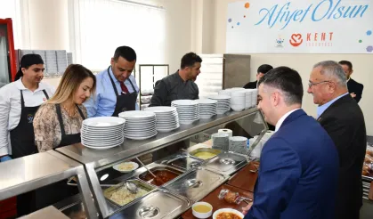 İzmir Çiğli'de 'askıda yemek' başladı