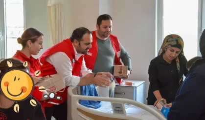 İzmir Konak'ta Kızılay hasta çocukları sevindirdi