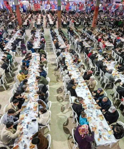 İzmir Büyükşehir Belediyesi'nin ramazan ayı boyunca ilçelerde düzenlediği iftar programı, Torbalı'da devam etti.