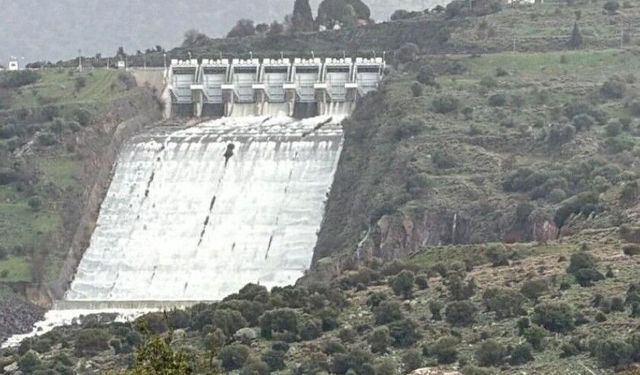 İzmir'de aşırı yağışlar sonrası barajlardan kontrollü su bırakılıyor