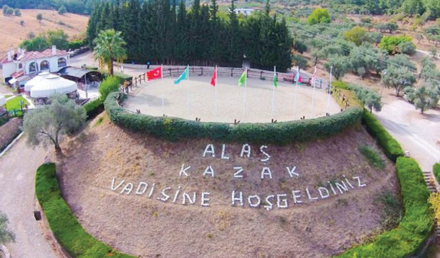 ALAS KAZAK VADİSİ
Türk Boylarına ait Otağ Kültürü’nü tanıtma amaçlı kurulmuş olan Kımız Üretme Çiftliği, Kazak Otağı, Orta Asya Türk Mutfağı ile ilk ve tek örnektir. Kazak Otağında Kımız içilip, Asya- Türk yemeklerinden tadılabilir ve ata binerek gezintiye çıkılabilir.