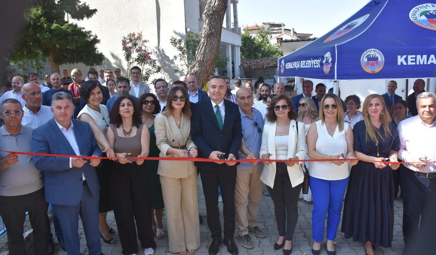 Nazarköy’de Boncuk ve Cam Sanatları Merkezi Törenle Açıldı