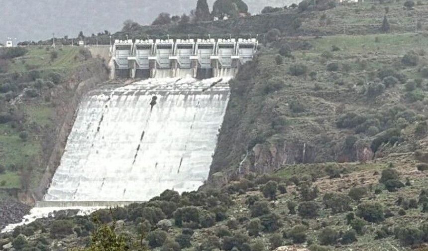 İzmir'de aşırı yağışlar sonrası barajlardan kontrollü su bırakılıyor
